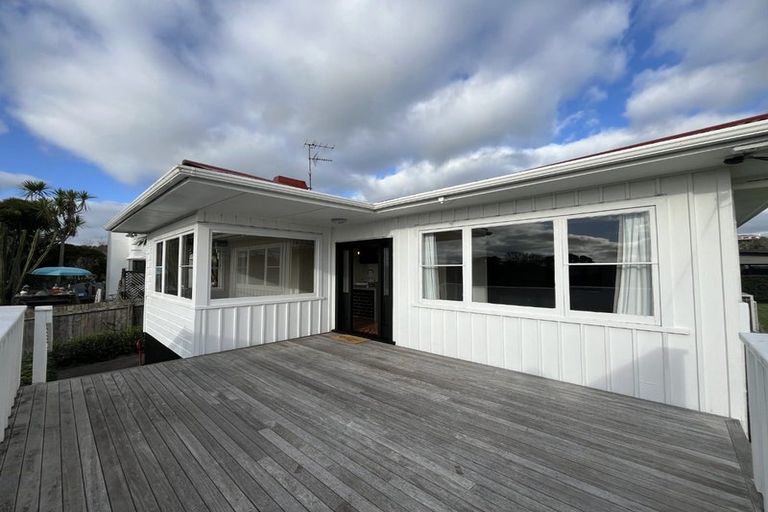 Photo of property in 54 Waiwaka Terrace, Strandon, New Plymouth, 4312