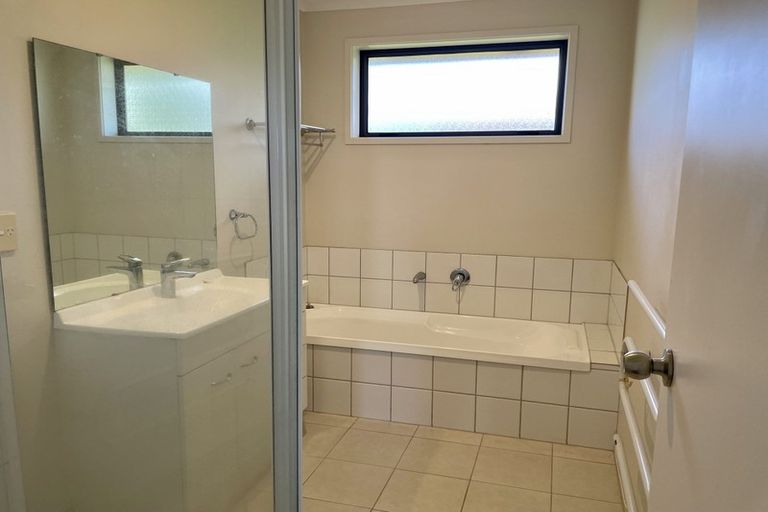 Photo of property in 1 Summerland Drive, Henderson, Auckland, 0612