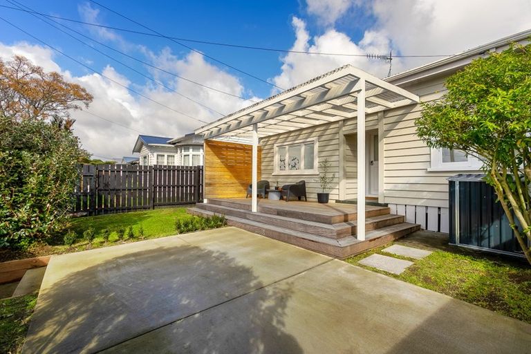 Photo of property in 20 Walmer Road, Point Chevalier, Auckland, 1022