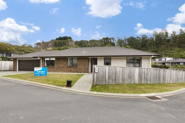 Photo of property in 8 Hull Place, Whitby, Porirua, 5024