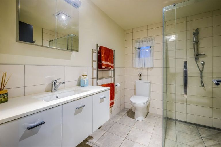 Photo of property in 3 Karaka Road, Kawakawa Bay, Papakura, 2585