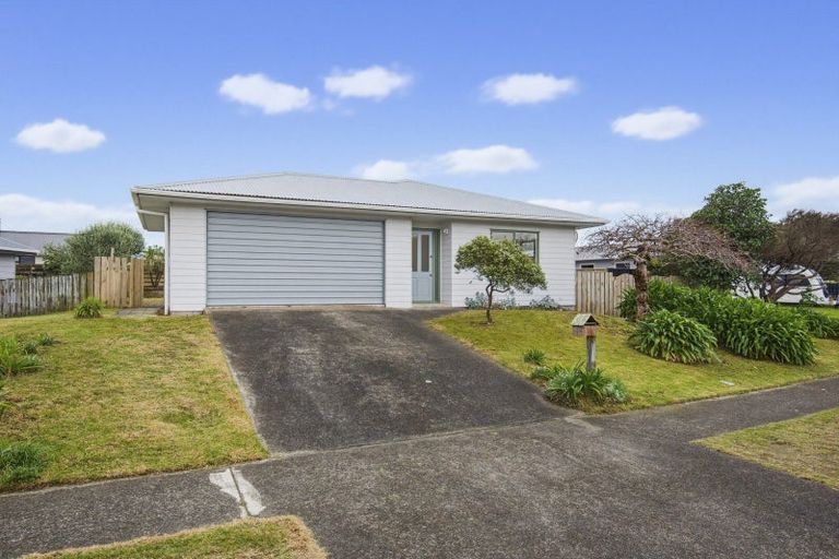 Photo of property in 27 Rutherford Drive, Waikanae Beach, Waikanae, 5036