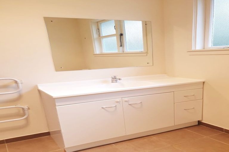 Photo of property in 2 Nutsey Avenue, Northcote, Auckland, 0627