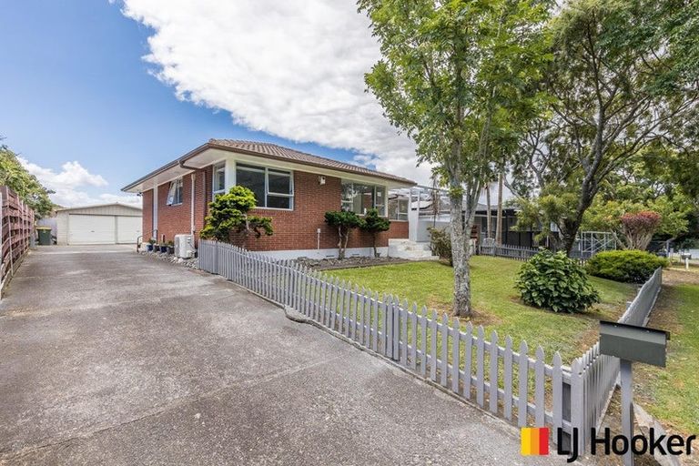 Photo of property in 8 Leaver Place, Weymouth, Auckland, 2103