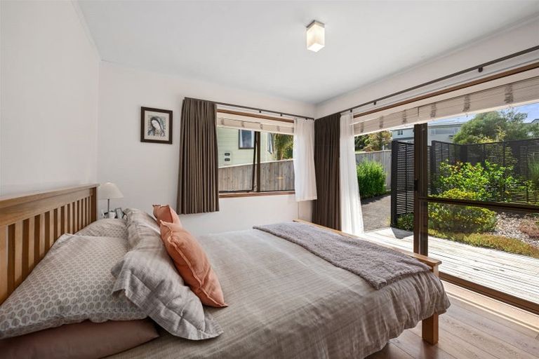 Photo of property in 24 Deverell Place, Northcross, Auckland, 0632