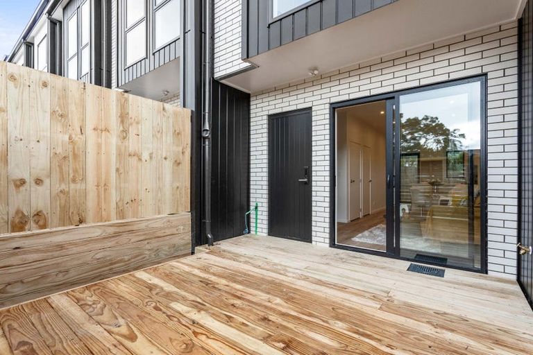 Photo of property in 21 Meg Lane, Glen Eden, 0602