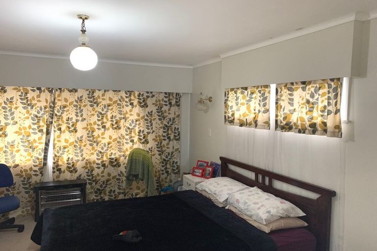 Photo of property in 23 Chivalry Road, Glenfield, Auckland, 0629