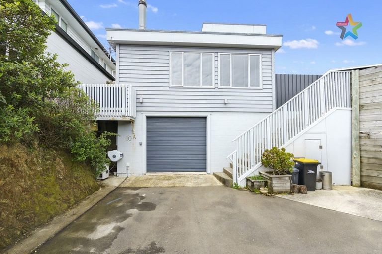 Photo of property in 10a Chapman Street, Newlands, Wellington, 6037
