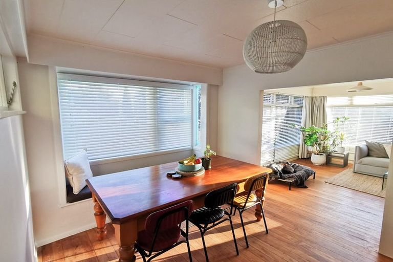 Photo of property in 28 Oak Avenue, Paremata, Porirua, 5024