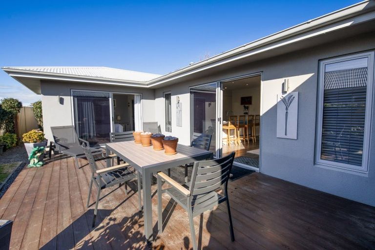 Photo of property in 2 Gregory Grove, Clive, 4102