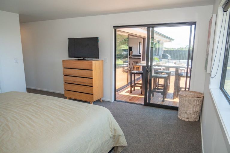 Photo of property in 24 Dudley Crescent, Cable Bay, 0420