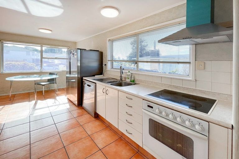 Photo of property in 94 Lantana Road, Green Bay, Auckland, 0604