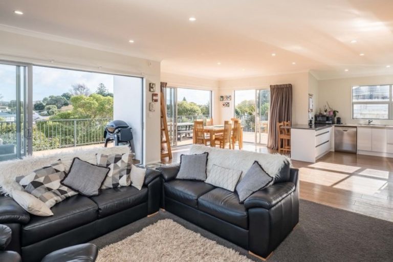 Photo of property in 17 Simpson Crescent, Raumati Beach, Paraparaumu, 5032