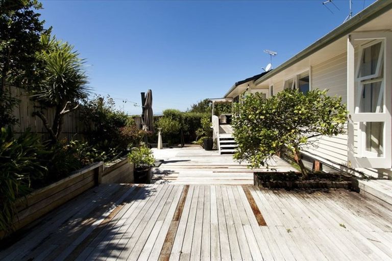 Photo of property in 11 Park Rise, Campbells Bay, Auckland, 0630