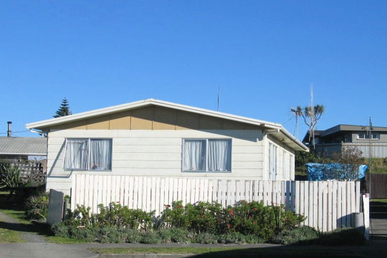 Photo of property in 14 Colenso Place, Otaki Beach, Otaki, 5512
