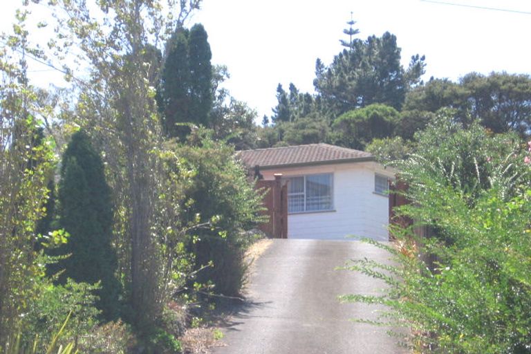 Photo of property in 9 Mcquoid Place, Glenfield, Auckland, 0629