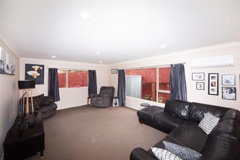 Photo of property in 50 Erlestoke Crescent, Churton Park, Wellington, 6037