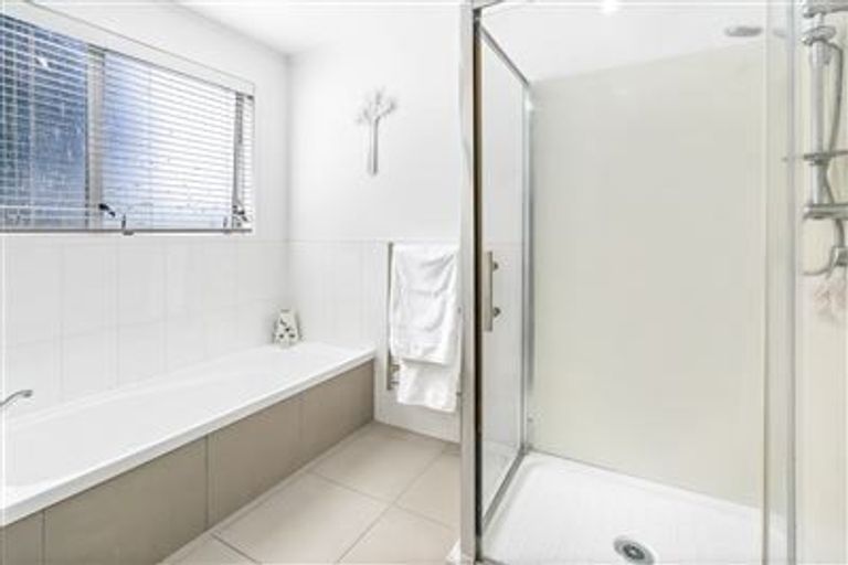 Photo of property in 11 Cottam Grove, Northcross, Auckland, 0632