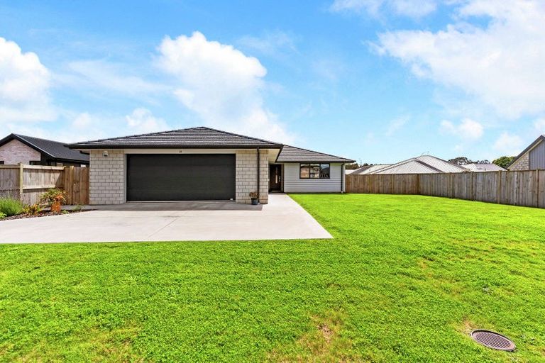 Photo of property in 28 Kerr Crescent, Patumahoe, 2679