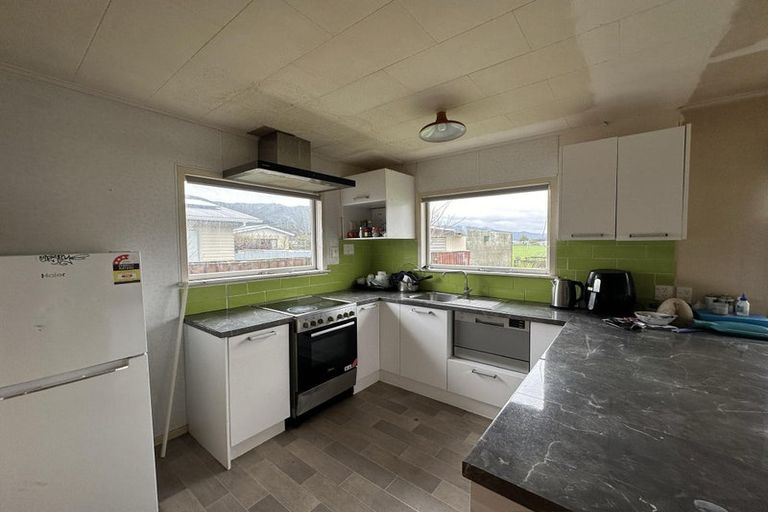 Photo of property in 6 Matthews Road, Wainuiomata, Lower Hutt, 5014