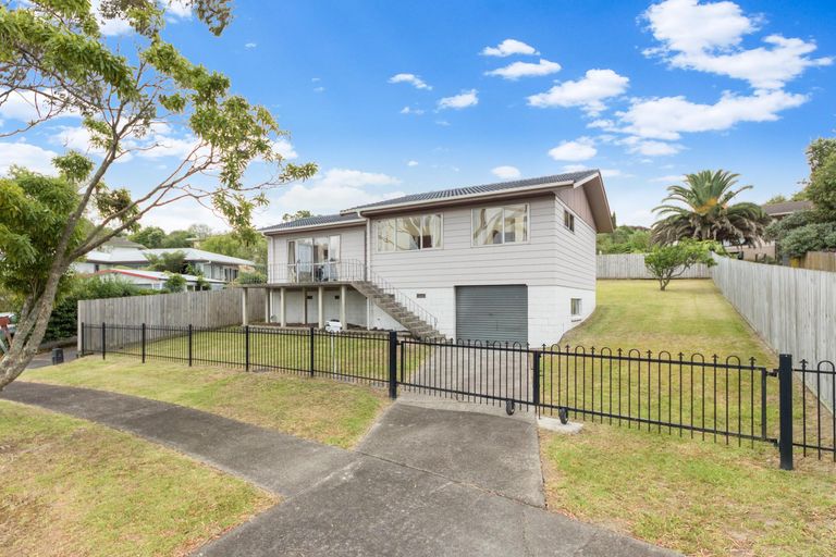 Photo of property in 18 St Catherine Crescent, West Harbour, Auckland, 0618