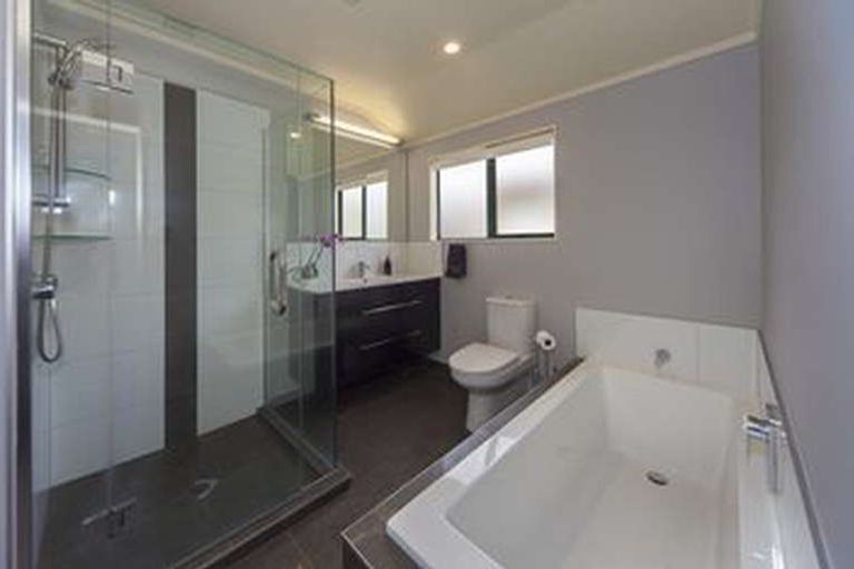 Photo of property in 53a Awaroa Road, Sunnyvale, Auckland, 0612