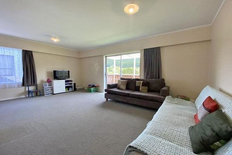 Photo of property in 15b Florio Terrace, Tawa, Wellington, 5028