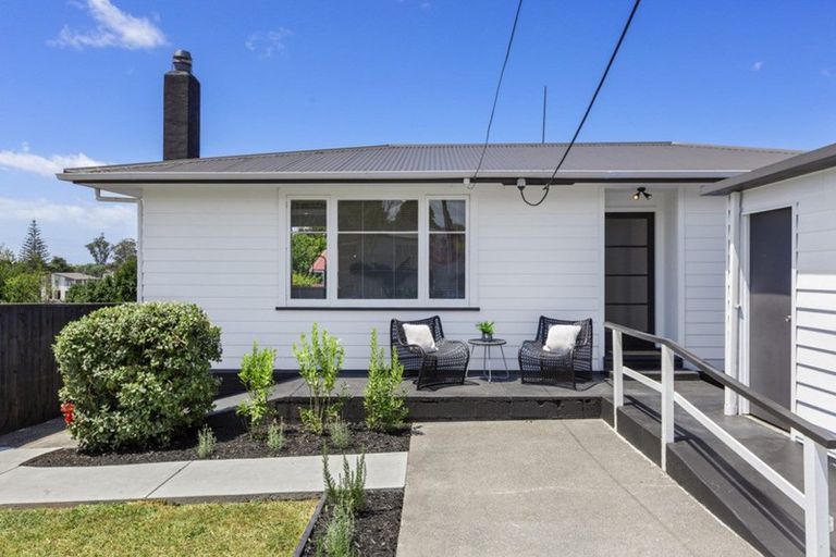 Photo of property in 32 Neil Avenue, Te Atatu Peninsula, Auckland, 0610