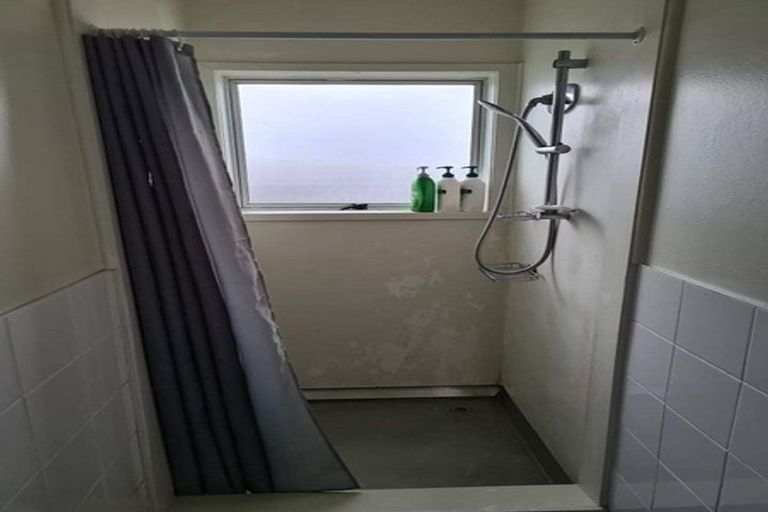 Photo of property in 4/23 Luckens Road, West Harbour, Auckland, 0618