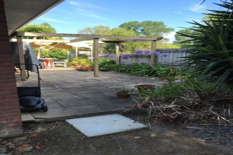 Photo of property in 2/18 Clovelly Road, Bucklands Beach, Auckland, 2012