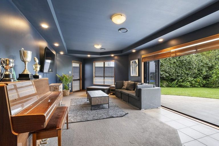 Photo of property in 33 Ruapehu Drive, Fitzherbert, Palmerston North, 4410