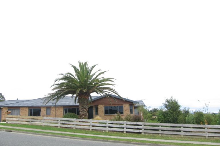 Photo of property in 28 Mount Marua Drive, Timberlea, Upper Hutt, 5018