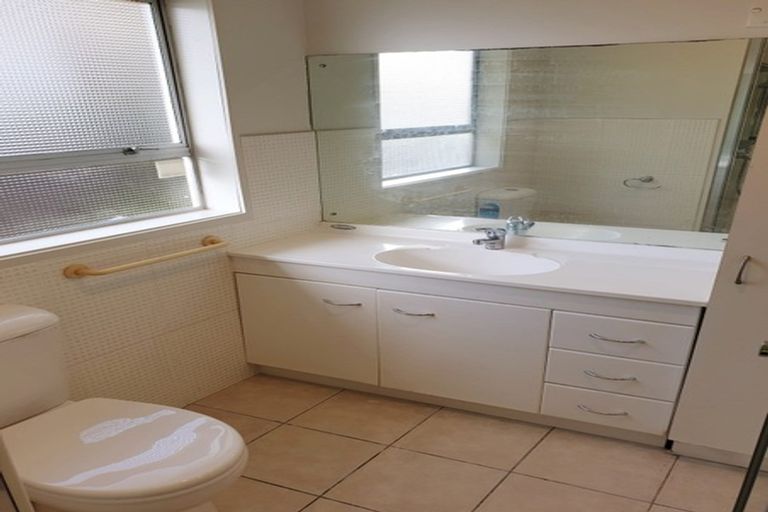 Photo of property in 8 Tawavale Crescent, Totara Vale, Auckland, 0629