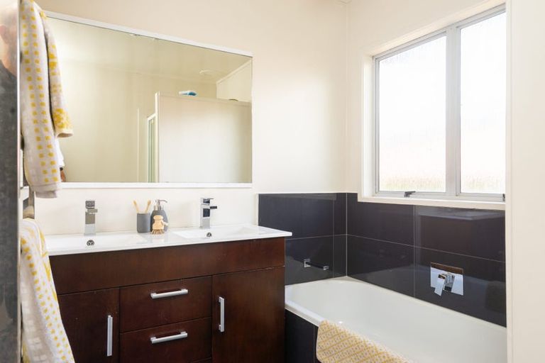 Photo of property in 2/218 East Coast Road, Forrest Hill, Auckland, 0620