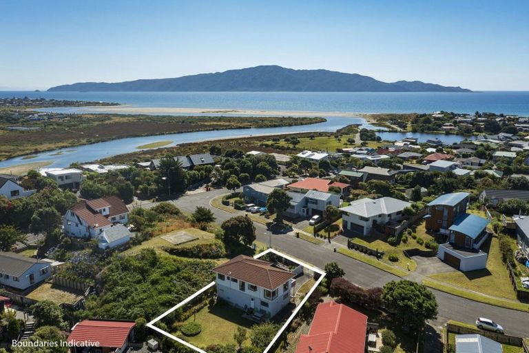 Photo of property in 37 Hicks Crescent, Waikanae Beach, Waikanae, 5036