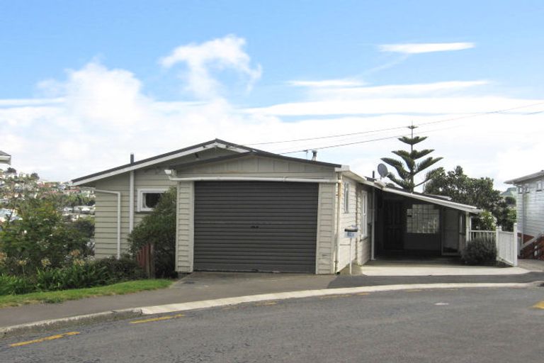 Photo of property in 21 Longcroft Terrace, Newlands, Wellington, 6037