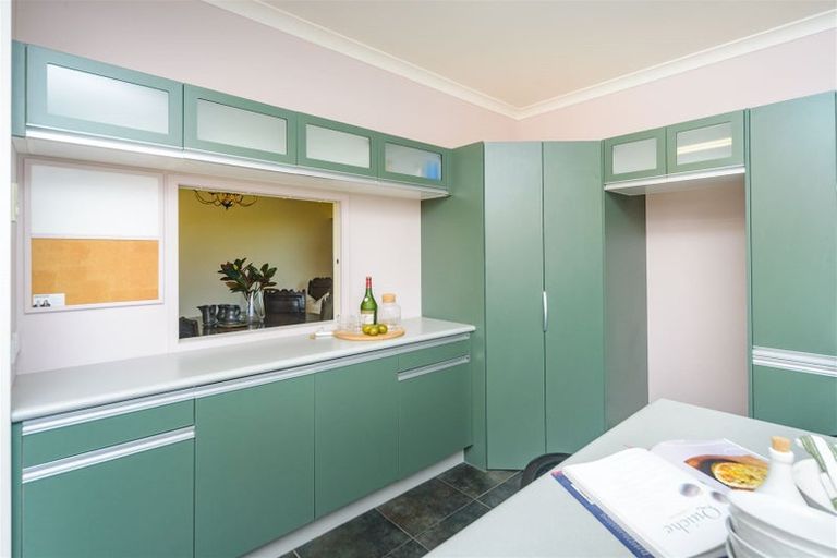 Photo of property in 24 La Lena Grove, Fitzherbert, Palmerston North, 4410