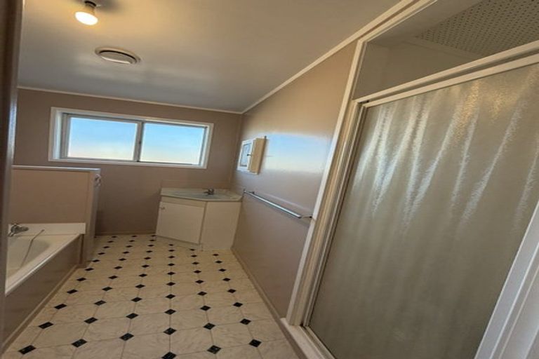 Photo of property in 2/62 Tiroroa Avenue, Te Atatu South, Auckland, 0610