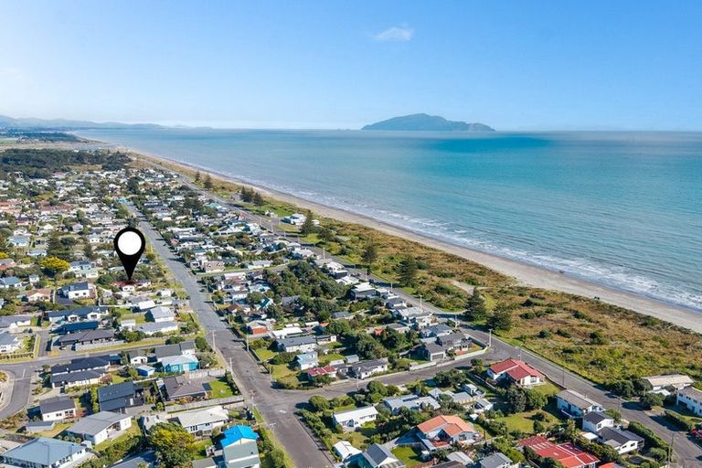 Photo of property in 50 Moana Street, Otaki Beach, Otaki, 5512