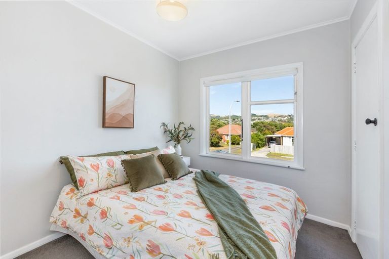 Photo of property in 23-23a Kapiti Crescent, Titahi Bay, Porirua, 5022
