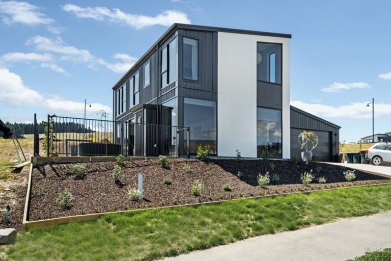 Photo of property in 14 Tuke Lane, Wanaka, 9305