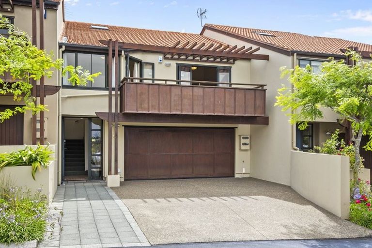 Photo of property in 10/8 Tobago Place, Sunnynook, Auckland, 0620