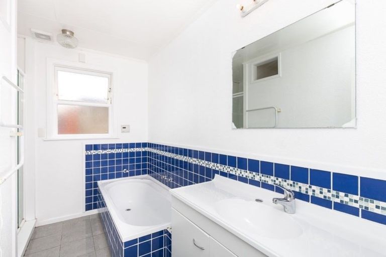 Photo of property in 25 Catherine Crescent, Paparangi, Wellington, 6037