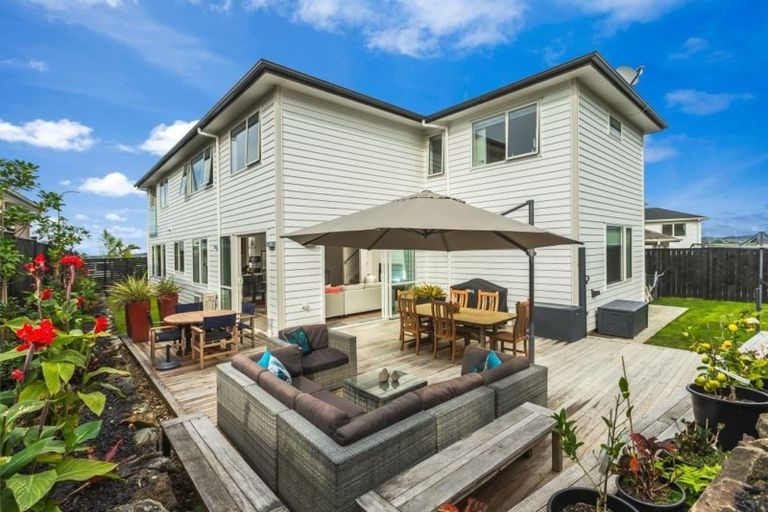 Photo of property in 15 Tawa Place, Orewa, 0931