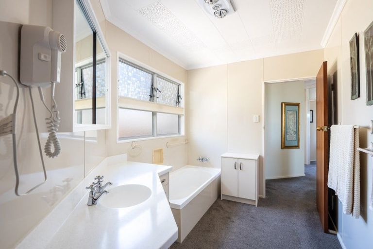 Photo of property in 19 Port View Crescent, Moturoa, New Plymouth, 4310