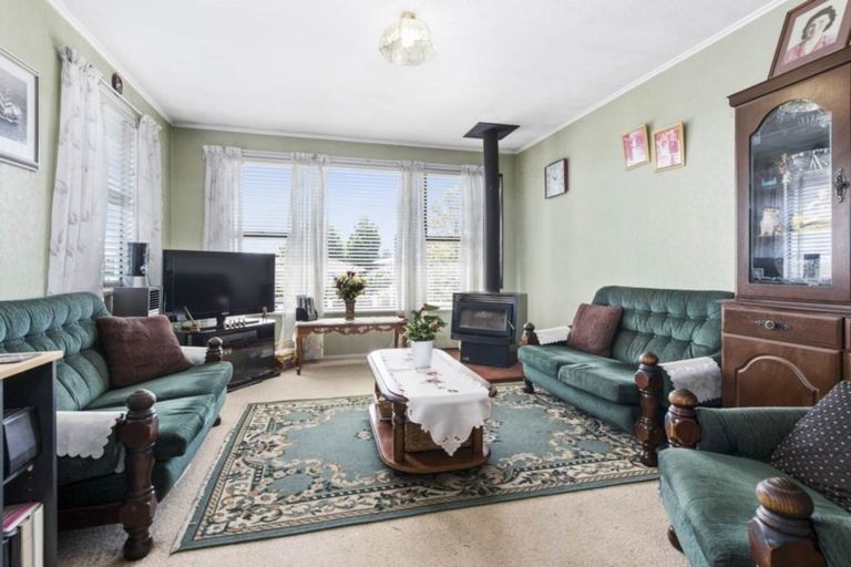 Photo of property in 24 School Road, Te Atatu South, Auckland, 0610