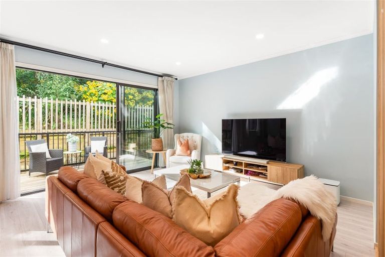 Photo of property in 33d Wairau Road, Forrest Hill, Auckland, 0627