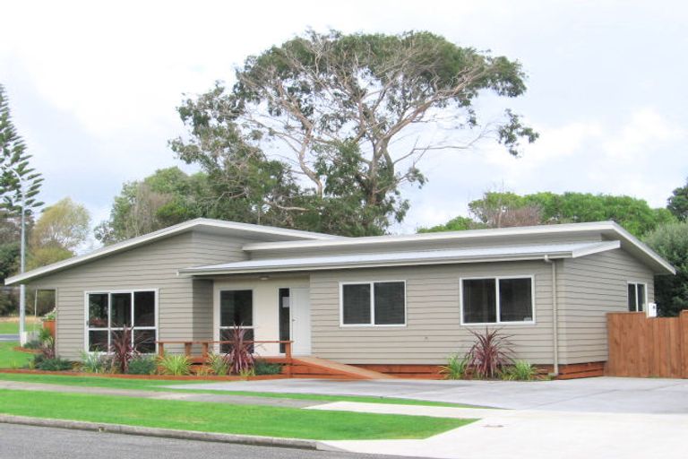 Photo of property in 2 Hemi Street, Waikanae, 5036