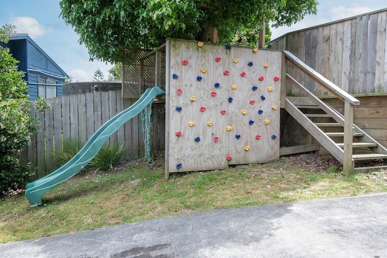 Photo of property in 77 Brian Crescent, Stanmore Bay, Whangaparaoa, 0932