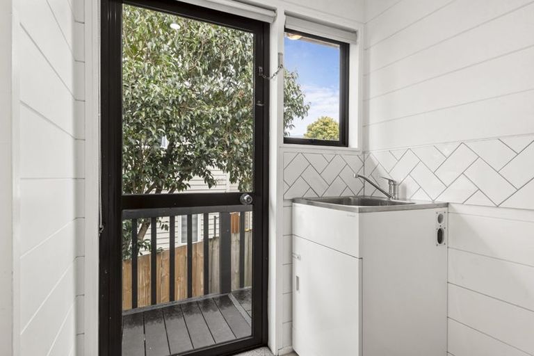 Photo of property in 2/21 Tahu Crescent, Sunnynook, Auckland, 0620